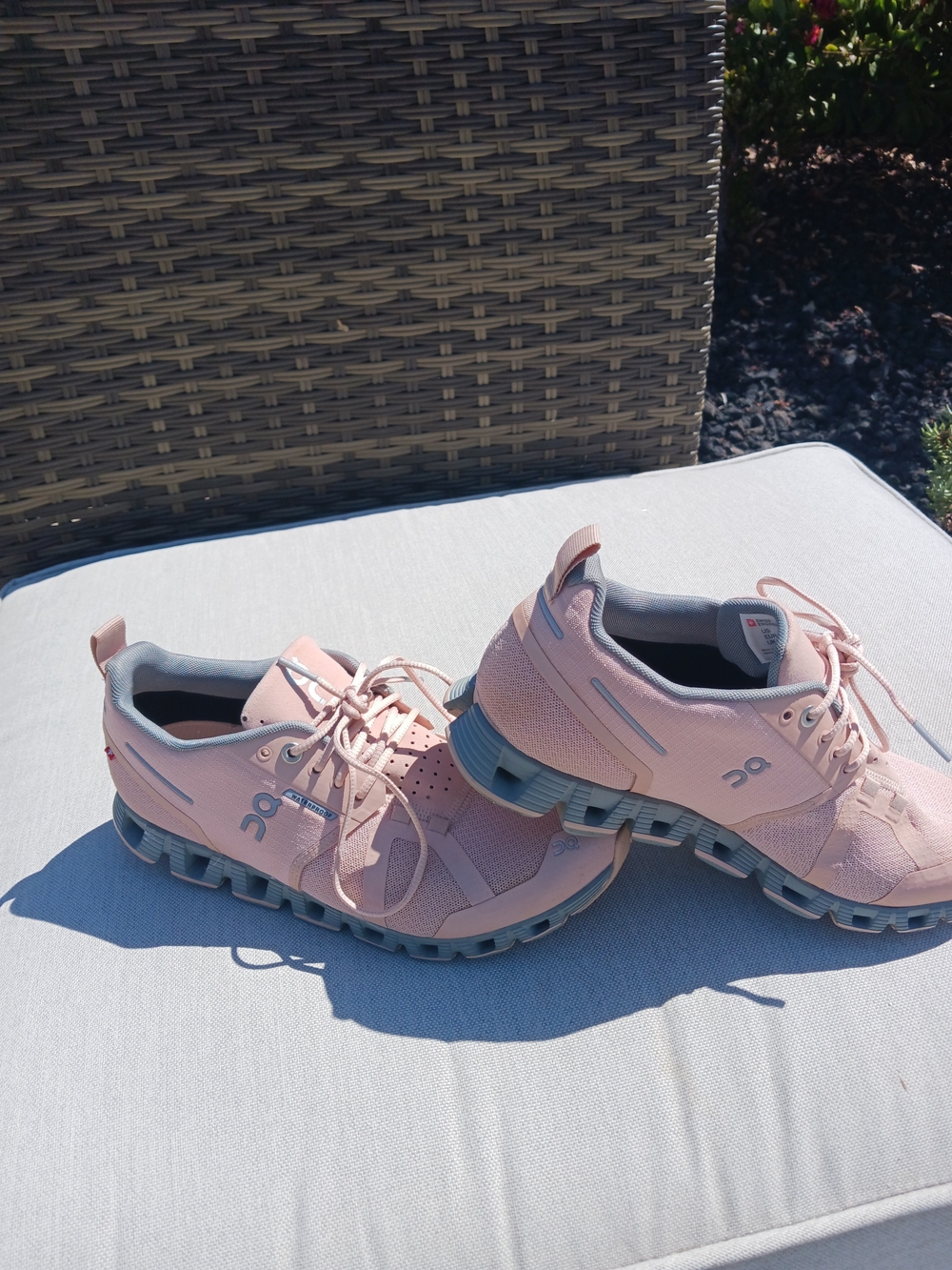 On Running Cloud Women's Pink Running Shoes